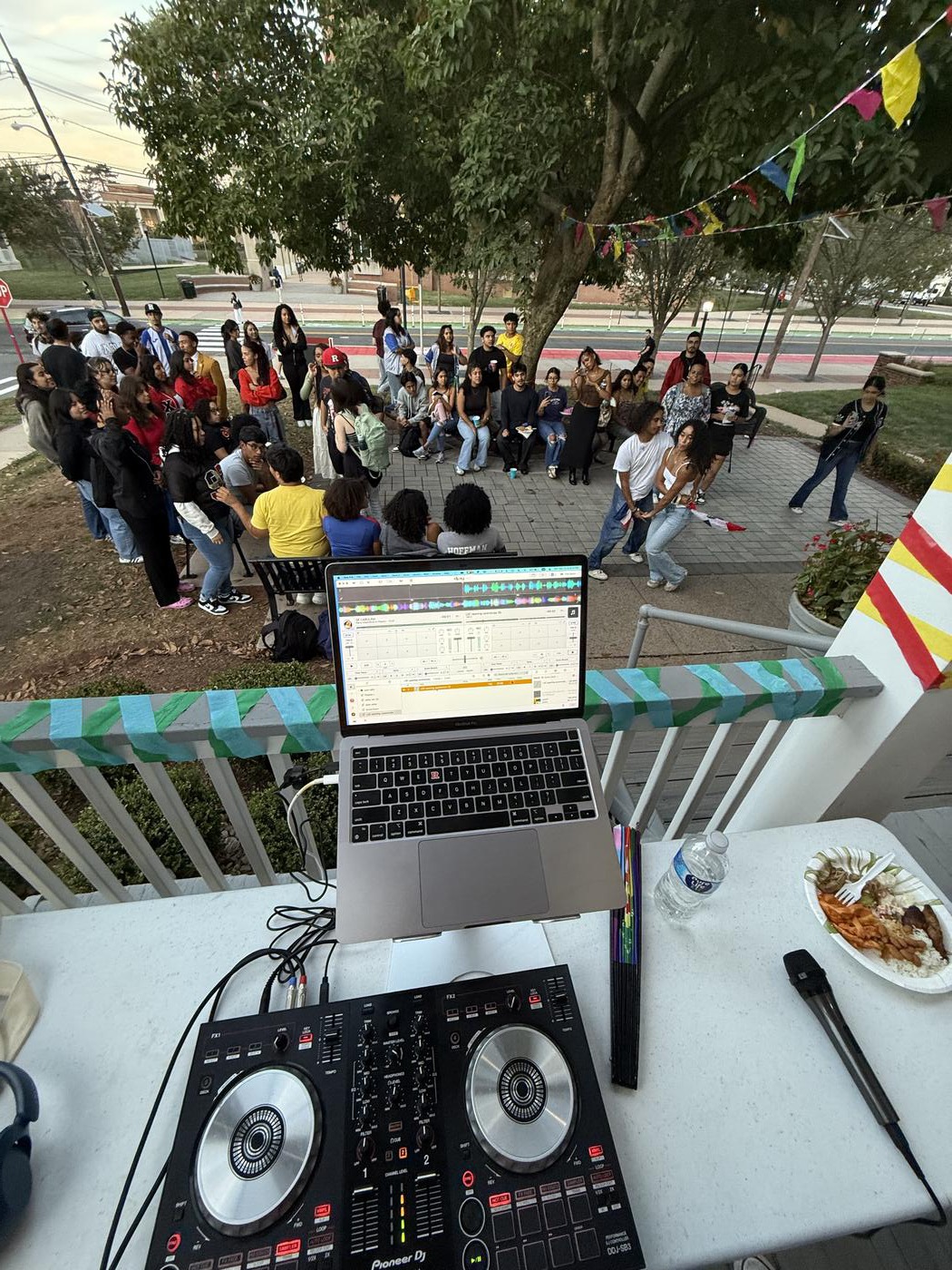 DJ Dalé Danny performing at Welcome to la Familia
